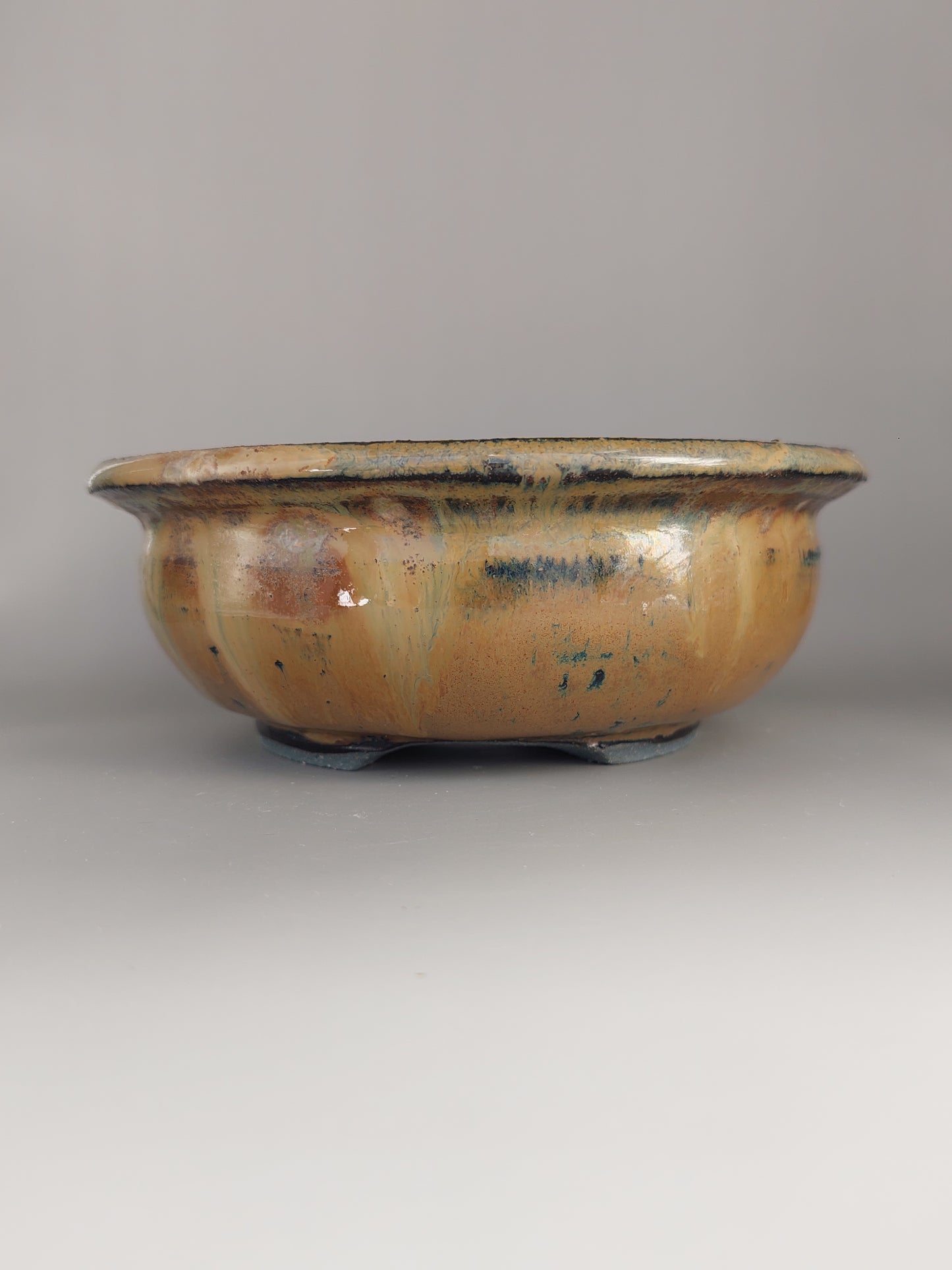 round vase